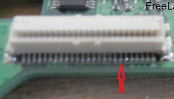 The 7th pin from the right should be carrying the data signal.